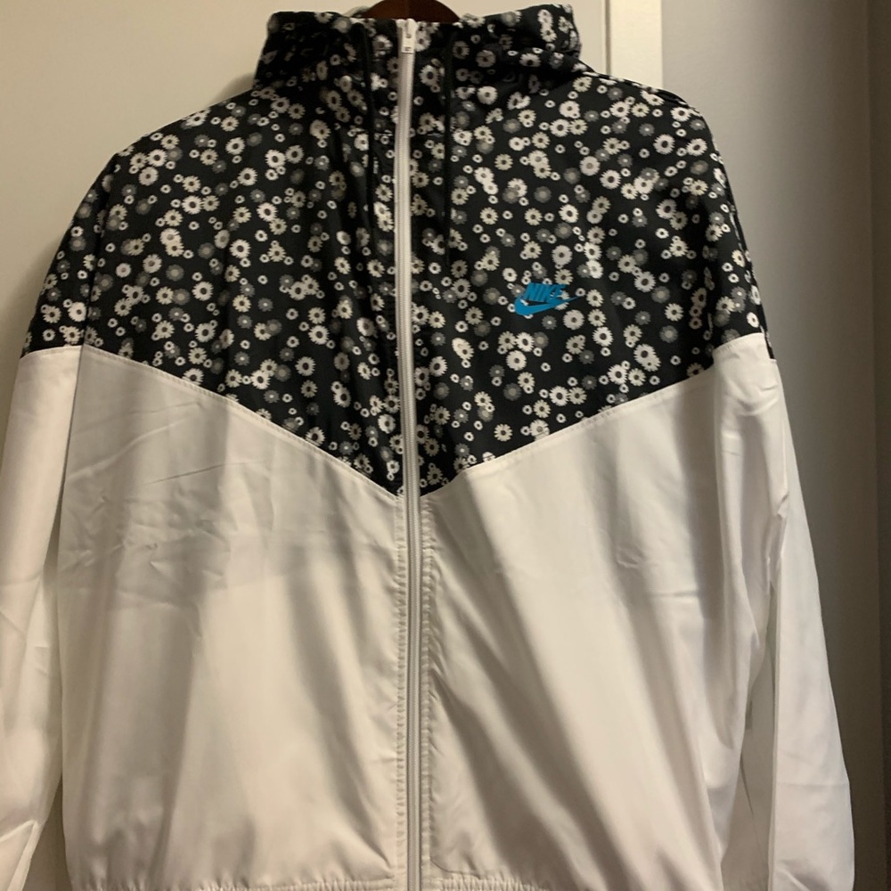 NIKE Women’s Windbreaker/Shell
